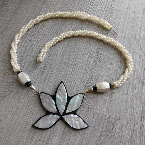 Vintage Lotus Shell Necklace Mother of Pearl Flower Boho Jewelry Lee Sands - Picture 7 of 10